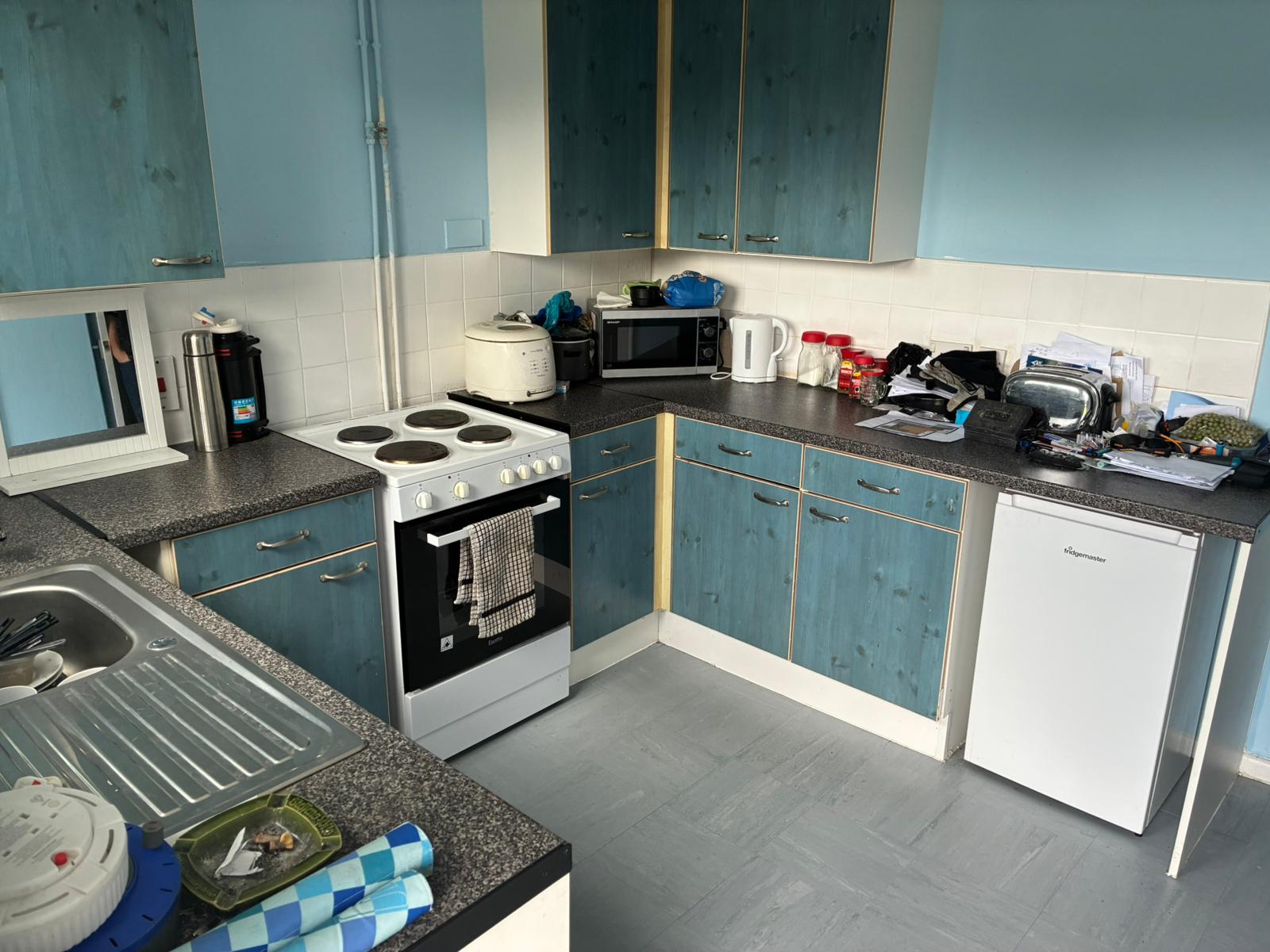 Image of a kitchen before the new one was placed